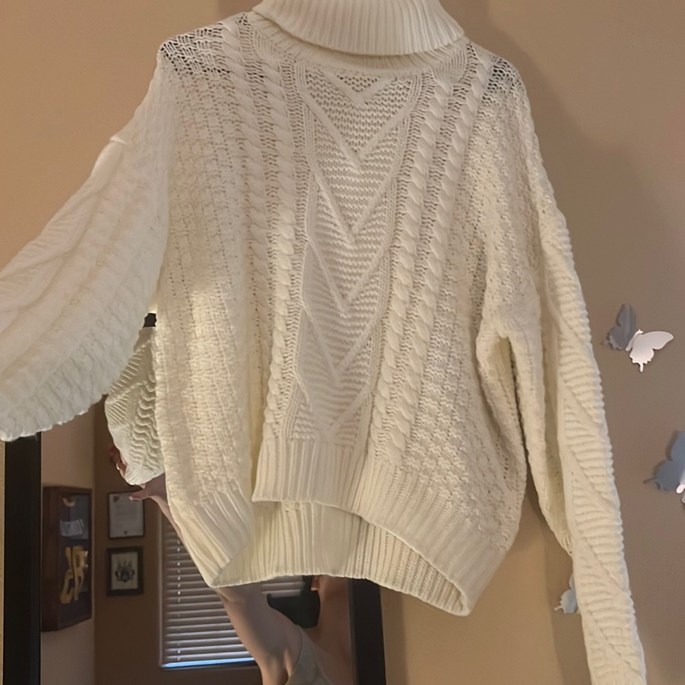 White turtle neck sweater